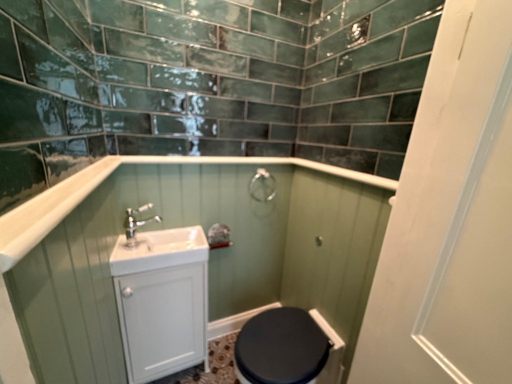 Lot: 132 - THREE-BEDROOM TERRACE HOUSE - Ground Floor Cloakroom/WC